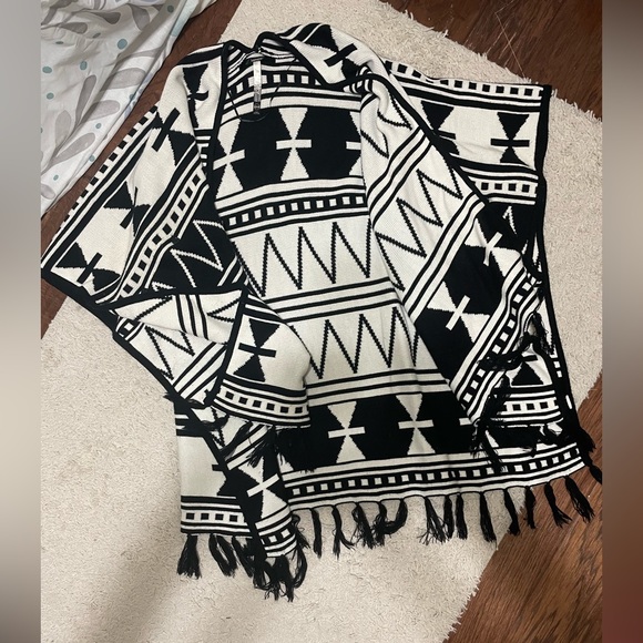 Kensie Aztec Print Cape/Sweater - Picture 1 of 3